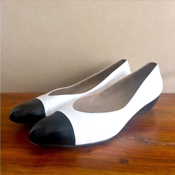 VINTAGE SALVATORE FERRAGAMO Black & White Leather Small Wedge Heel Flats Sz 9 - Picture 5 of 13